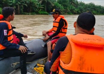 Basarnas saat melakukan pencarian pemuda kembar di Batu Bara. (Foto: Dok. Basarnas Medan).