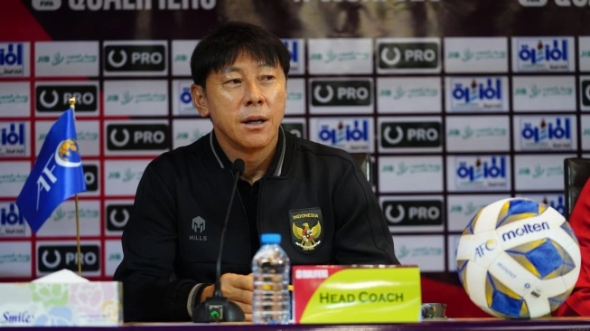 Pelatih Timnas Indonesia Shin Tae-yong saat konferensi pers sehari jelang melawan irak dalam laga Kualifikasi Piala Dunia 2026 zona Asia. (Dok. PSSI).