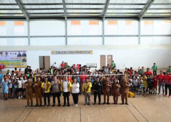 Foto bersama Bupati Pakpak Bharat, Franc Bernhard Tumanggor usai membuka Kejuaraan Bulu Tangkis memperebutkan Piala Bupati Pakpak Bharat ke-2 Tahun 2023, di GOR Traju Sport Center, Senin (20/11/2023) lalu.