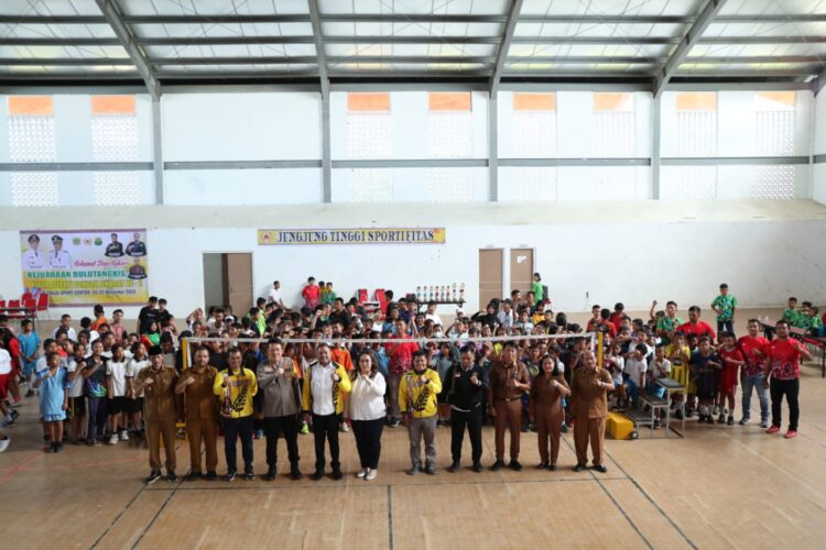 Foto bersama Bupati Pakpak Bharat, Franc Bernhard Tumanggor usai membuka Kejuaraan Bulu Tangkis memperebutkan Piala Bupati Pakpak Bharat ke-2 Tahun 2023, di GOR Traju Sport Center, Senin (20/11/2023) lalu.