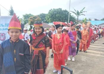 Ratusan pelajar SD Negeri 030436 Kerajaan pawai dengan aneka pakaian adat dari seluruh etnis yang ada di Sumatera Utara, Sabtu (25/11/2023).