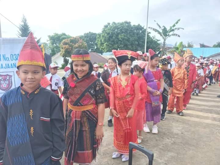 Ratusan pelajar SD Negeri 030436 Kerajaan pawai dengan aneka pakaian adat dari seluruh etnis yang ada di Sumatera Utara, Sabtu (25/11/2023).