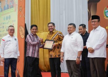 Bupati Pakpak Bharat, Franc Bernhard Tumanggor menerima piagam penghargaan yang diserahkan oleh Penjabat Gubernur Sumatera Utara, Hassanudin, dalam acara pembukaan peringatan Hari Kopi Dunia/International Coffee Day (ICD) ke-9 Tahun 2023, di Area Pekan Raya Sumatera Utara, Medan, Jumat (03/11/2023).