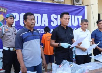 Foto: Kasi Humas Polres Sergai Ipda Brimen saat memaparkan kasus keponakan bunuh paman. (Foto: Dok. Polres Sergai)