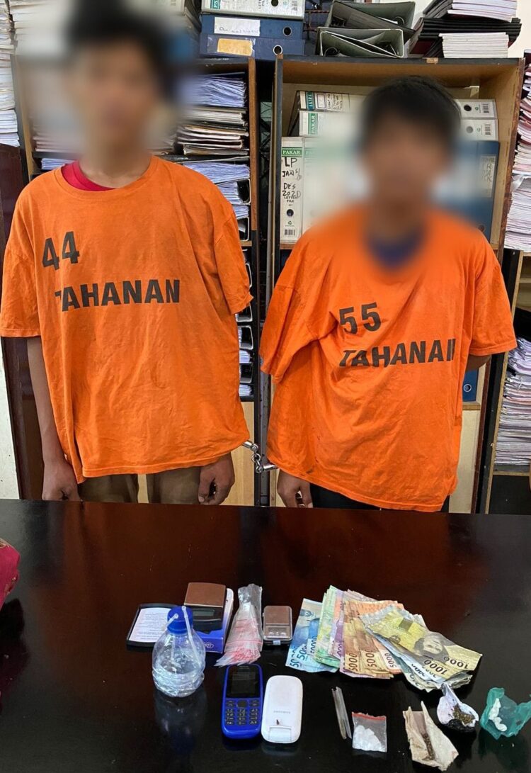 Foto kedua tersangka dan barang bukti yang diamankan Polsek Perdagangan.
