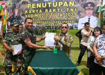 Bupati Humbahas, diwakili Pj. Sekda, Chiristison Rudianto Marbun, M.Pd, bersama Dandim  0210/TU, Letkol Saiful Rizal di acara penutupan Karya Bhakti TNI 2023, di Desa Parmonangan, Kecamatan Pakkat, Kabupaten Humbahas, Kamis (9/11/2023).