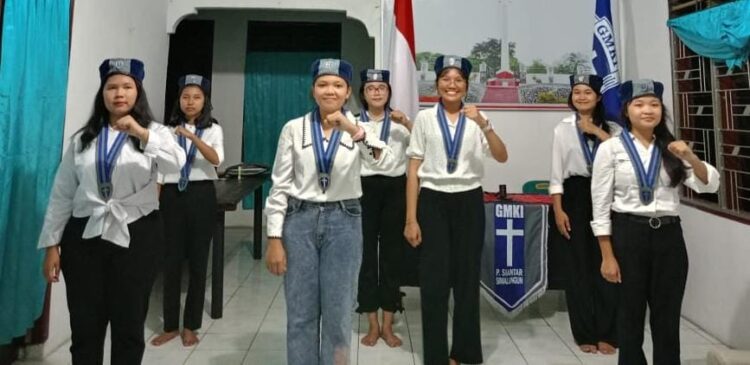 Pengurus Komisariat Gerakan Mahasiswa Kristen Indonesia (GMKI) Stiesa Teguh, Masa Bakti 2023-2024, foto bersama usai dilantik, pada Senin (6/10/2023) lalu.