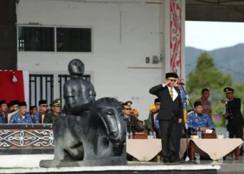 Sekda Pakpak Bharat, Jalan Berutu, S.Pd, MM, memimpin Upacara Peringatan Hari Pahlawan tingkat Kabupaten Pakpak Bharat Tahun 2023, di Lapangan Napa Sengkut Salak.