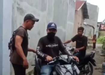 Viral di sosial media, dua orang pria tak dikenal membawa wanita yang diduga sudah tewas menggunakan becak motor (Betor) masuk ke perkampungan warga di Kabupaten Deli Serdang, Sumatera Utara. Foto/iNews TV/Yudha Bahar