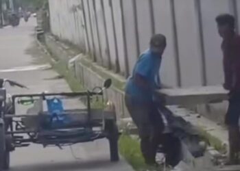 Foto: Tangkapan layar video viral aksi pencurian beton drainase di Medan (Istimewa)