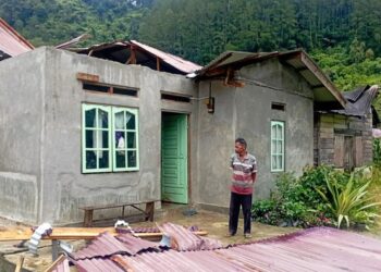 Foto: Rumah warga di Tapanuli Utara yang rusak diterjang hujan dan angin puting beliung. (Dok Polres Taput)