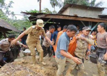 Dua orang tewas akibat tertimpa longsor di Dusun Sitauis, Desa Hau Agong, Kecamatan Pakkat, Kabupaten Humbang Hasundutan, Sumatera Utara. Foto/iNews TV/Aries Fernando Manalu