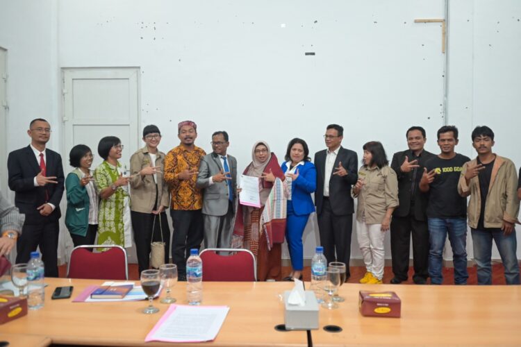Foto bersama disela kegiatan.