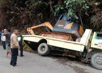 Seorang kernet truk di Mandailing Natal (Madina), Sumatera Utara tewas terlindas saat berupaya menghentikan kendaraannya mengalami rem blong, Senin (27/11/2023). (Foto: Ahmad Husein Lubis).