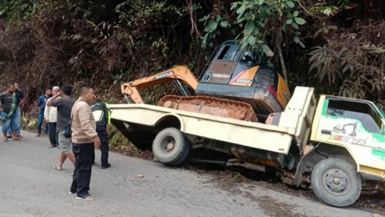 Seorang kernet truk di Mandailing Natal (Madina), Sumatera Utara tewas terlindas saat berupaya menghentikan kendaraannya mengalami rem blong, Senin (27/11/2023). (Foto: Ahmad Husein Lubis).