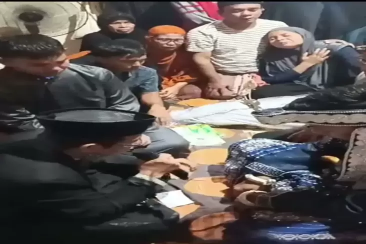 Video viral pasangan pengantin di Jalan Abadi Kelurahan Sea, Kecamatan Latambaga, Kabupaten Kolaka, Sulawesi Tenggara, melaksanakan ijab kabul di samping jenazah ayahnya. Foto/Ist.