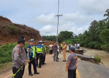 Kondisi jalan di Desa Malombu yang putus. (Foto: Dok. Polsek Batang Toru).