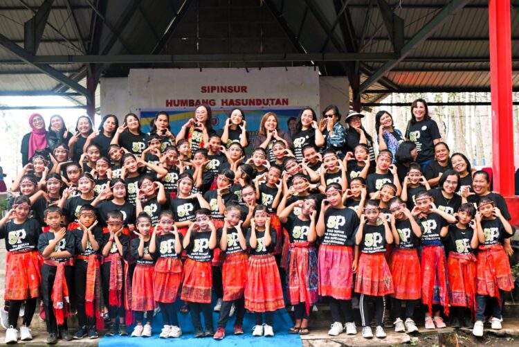 Foto bersama Ketua TP PKK Humbahas, Ny Lidia Dosmar Banjarnahor.