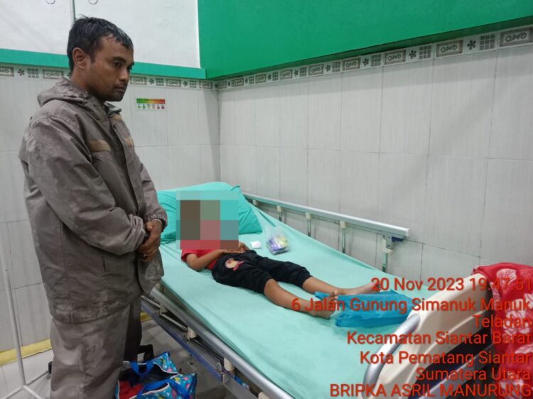 BRIPKA Asril Manurung, memberikan  pertolongan kepada anak warga binaannya, Hafiz (5) yang terjatuh ke parit, Senin (20/11/2023) malam lalu, pukul 20.00 WIB.