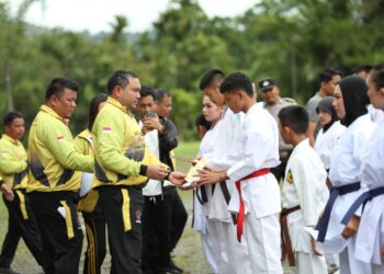 Bupati Pakpak Bharat, Franc Bernhard Tumanggor, memberikan apresiasi kepada atlet-atlet beladiri berprestasi diberbagai gelanggang olah raga, di momen Hari Olah Raga Nasional tingkat Kabupaten Pakpak Bharat Tahun 2023, di Lapangan Napa Sengkut Salak, Jumat (17/11/2023).