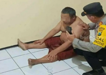 Pelaku mertua pembunuh menantu Khoiri (52) setelah diamankan Polsek Purwodadi. (BeritaJatim.com)