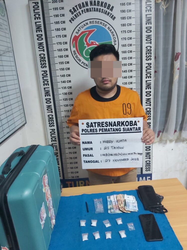 Foto tersangka dan barang bukti yang diamankan Sat Narkoba Polres Pematang Siantar.