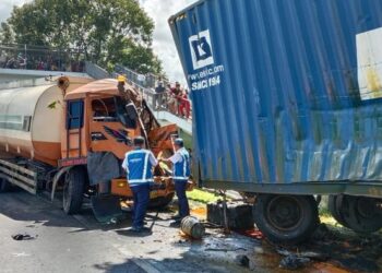 Tabrakan antara truk tangki dan truk trailer terjadi di Jalan Tol Belmera, Kecamatan Medan Belawan, Kota Medan. (Istimewa/Polres Belawan)