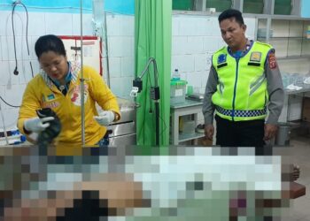 Petugas kepolisian melihat salah satu kondisi korban di Rumah Sakit.