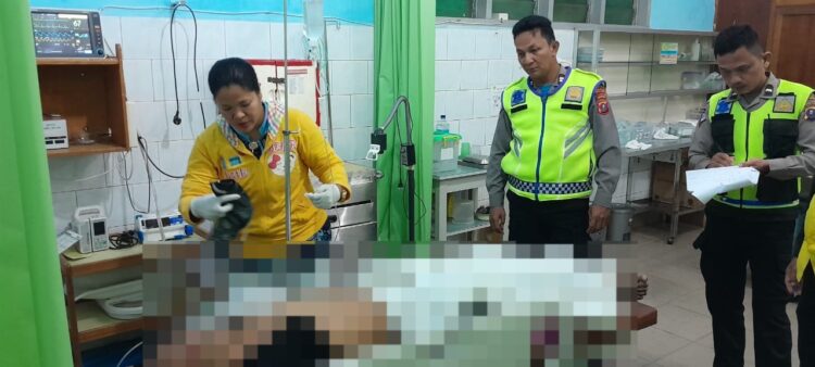 Petugas kepolisian melihat salah satu kondisi korban di Rumah Sakit.