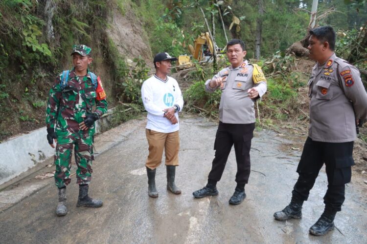 Kapolres Simalungun, AKBP Ronald F. C. Sipayung, S.H., S.I.K., M.H., memantau proses penanganan longsoran yang terjadi di Nagori Purba Sipinggan, Kecamatan Purba, menuju Haranggaol Horison, pada hari Kamis, 23 November 2023.