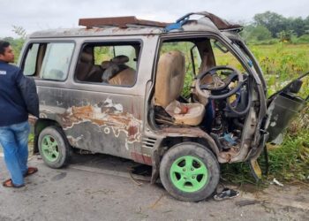 Foto: Mobil bawa rombongan pelajar ringsek usai menabrak pohon di Kabupaten Toba. (Dok Polres Toba)