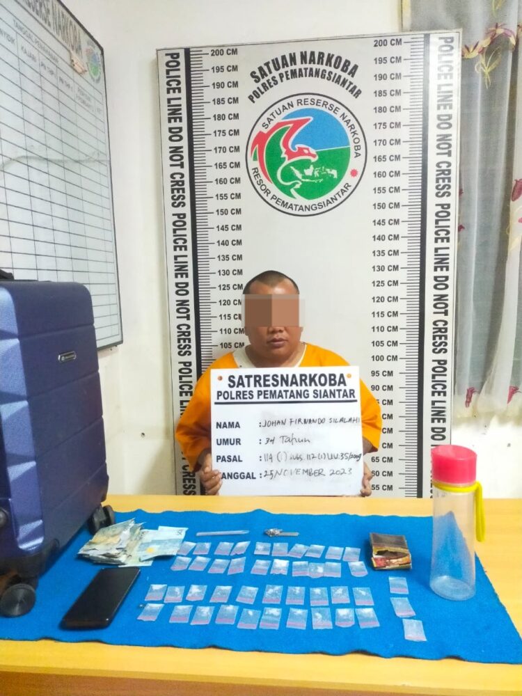 Foto tersangka yang diamankan Sat Narkoba Polres Pematang Siantar.