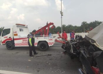 Polisi mengevakuasi mobil calya yang ringsek akibat kecelakaan di tol Pekanbaru-Dumai. (Dok. Dirlantas Polda Riau)