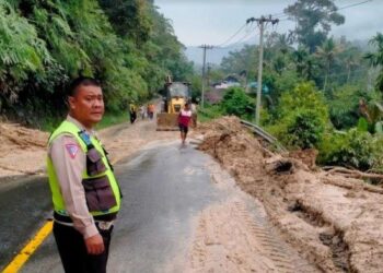 Longsoran di daerah Tapanuli Utara sebabkan ruas jalan tertutup. Diduga, tanah longsor terjadi pada Minggu (17/12/2023) akibat hujan deras. TRIBUN MEDAN/HO