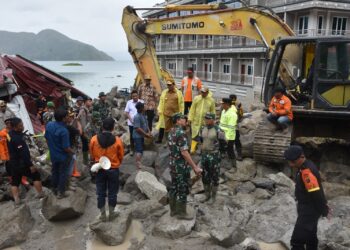 Pj Gubernur Sumut (Gubsu), Hassanudin saat meninjau lokasi bencana alam di Desa Simangulampe, Kecamatan Baktiraja, Minggu (3/12/2023).