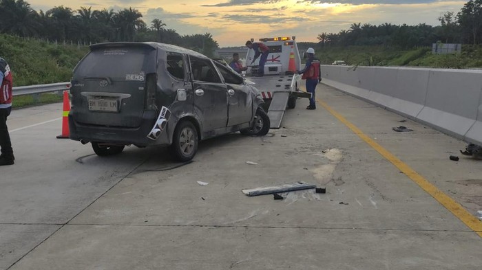 Penampakan mobil Avanza usai terlibat kecelakaan di Tol Pekanbaru-Bangkinang (Dok Ditlantas Polda Riau)