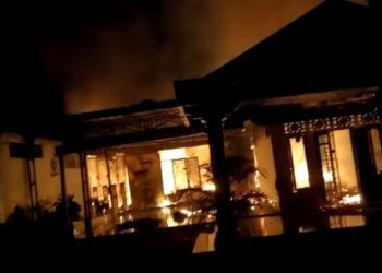 Kebakaran di rumah Camat Aek Songsongan (Foto: Istimewa)