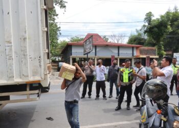 Kapolres Pematang Siantar, AKBP Yogen Heroes Baruno, S.H, S.I.K, tinjau langsung kedatangan surat logistik Pemilihan Umum (Pemilu) tahun 2024, di gudang KPU Siantar, Jalan Medan Km 5.6 Pematang Siantar, pada Selasa (5/12/2023) sore, sekitar pukul 11.40 WIB.