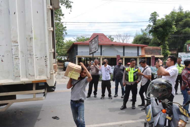 Kapolres Pematang Siantar, AKBP Yogen Heroes Baruno, S.H, S.I.K, tinjau langsung kedatangan surat logistik Pemilihan Umum (Pemilu) tahun 2024, di gudang KPU Siantar, Jalan Medan Km 5.6 Pematang Siantar, pada Selasa (5/12/2023) sore, sekitar pukul 11.40 WIB.