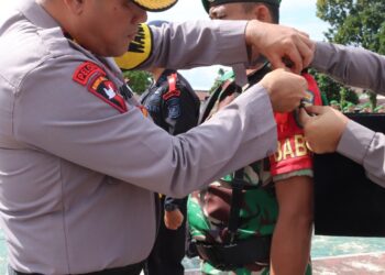 Polres Pematang Siantar melaksanakan upacara gelar pasukan serentak operasi kepolisian terpusat Lilin Toba 2023 dalam rangka pengamanan natal 2023 dan tahun baru 2024, Kamis (21/12/2023), di Lapangan Aspol Polres Pematang Siantar.