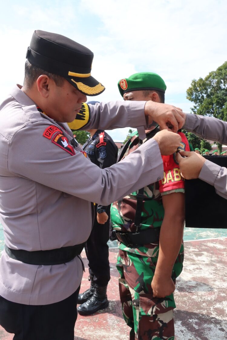 Polres Pematang Siantar melaksanakan upacara gelar pasukan serentak operasi kepolisian terpusat Lilin Toba 2023 dalam rangka pengamanan natal 2023 dan tahun baru 2024, Kamis (21/12/2023), di Lapangan Aspol Polres Pematang Siantar.