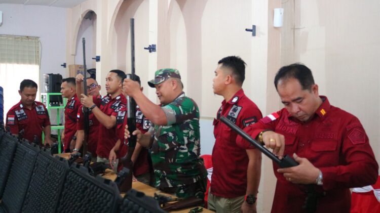 Lapas Kelas IIA Pematangsiantar  melakukan perawatan dan pemeliharaan terhadap senjata yang dimiliki Lapas Kelas IIA Pematangsiantar, Kamis (14/12/2023).