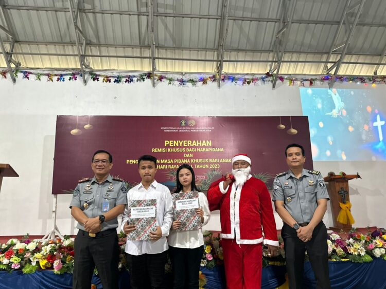 Kepala Lapas Kelas II A Pematang Siantar, M. Pithra Jaya Saragih, foto bersama warga binaan yang mendapat remisi khusus Hari Raya Natal Tahun 2023, bertempat di Gereja Oikumene Lapas Kelas II A Pematang Siantar.