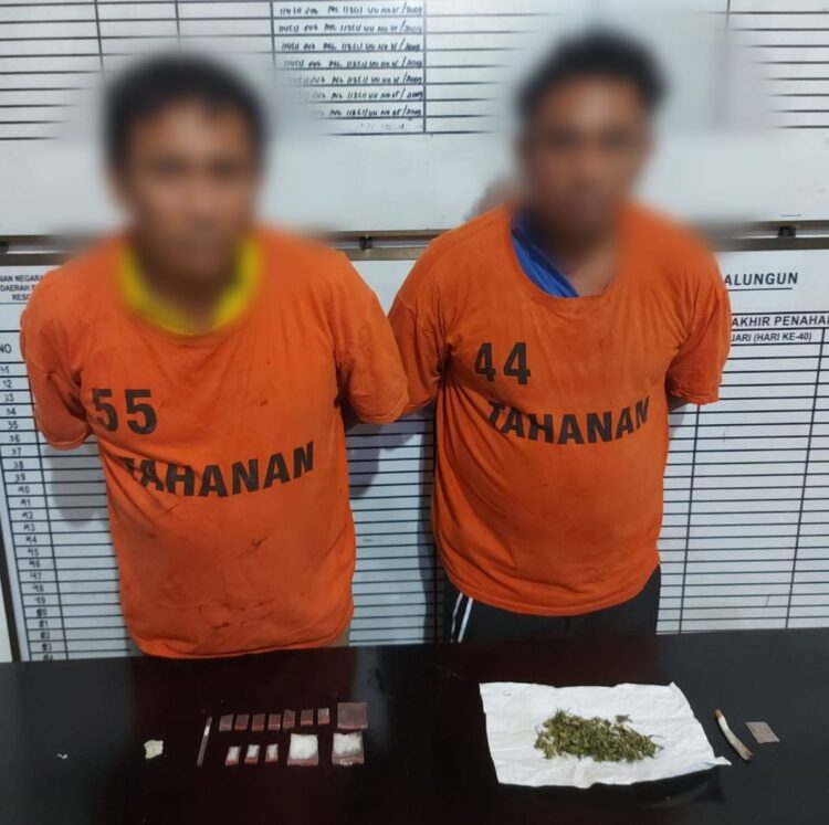 Foto kedua tersangka dan barang bukti sabu dan ganja yang diamankan Polsek Parapat.