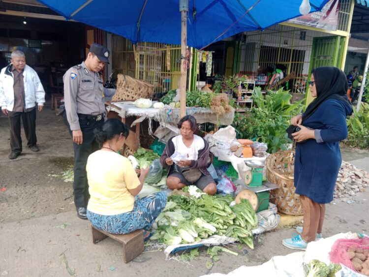Bhabinkamtibmas Kelurahan Sukadame, Aiptu Beta Sinambela, gencar memantau stok dan harga sembako di Pasar Dwikora, Kecamatan Siantar Utara, pada Senin (11/12/2023).