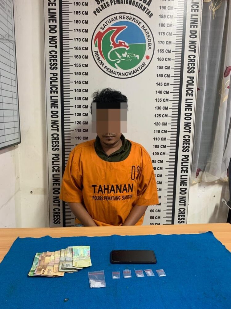 Foto tersangka dan barang bukti yang diamankan Polisi,