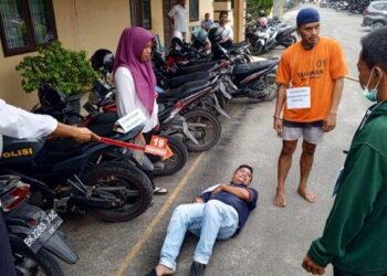 Rekonstruksi kasus tewasnya Razali (57) di perkebunan sawit PTPTN 3 Saran Ginting, Sarang Torop Kecamatan Dolok Masihul, Sergai oleh Ramadan alias Madan (28) di halaman Satreskrim Polres Sergai, Senin, (11/12/2023). Tribun Medan/ IST