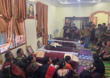 Suasana rumah duka kediaman Henry Adi Tindaon, korban meninggal dunia kecelakaan Tol Lubukpakam bersama anak, menantu dan cucunya kini dibanjiri pelayat, Kamis (21/12/2023). TRIBUN MEDAN/ALIJA MAGRIBI