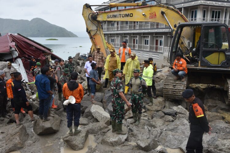 Pj Gubernur Sumut (Gubsu), Hassanudin saat meninjau lokasi bencana alam di Desa Simangulampe, Kecamatan Baktiraja, Minggu (3/12/2023).
