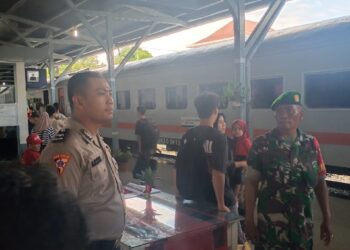 Personil Polres Pematang Siantar melaksanakan pengamanan di Stasiun KA Siantar Expres, Jalan Kartini, Kelurahan Proklamasi, Kecamatan Siantar Barat, Kota Pematang Siantar, pada Jumat (22/12/2023), yang dimulai sekitar pukul 06:40 WIB hingga sekitar pukul 23.30 WIB.